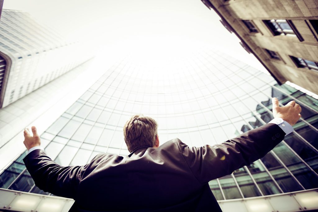 l'éthique professionnelle est un ensemble de principes et de valeurs qui guident le comportement éthique des individus dans le cadre de leur profession, en promouvant l'intégrité, la responsabilité et le respect des normes éthiques.