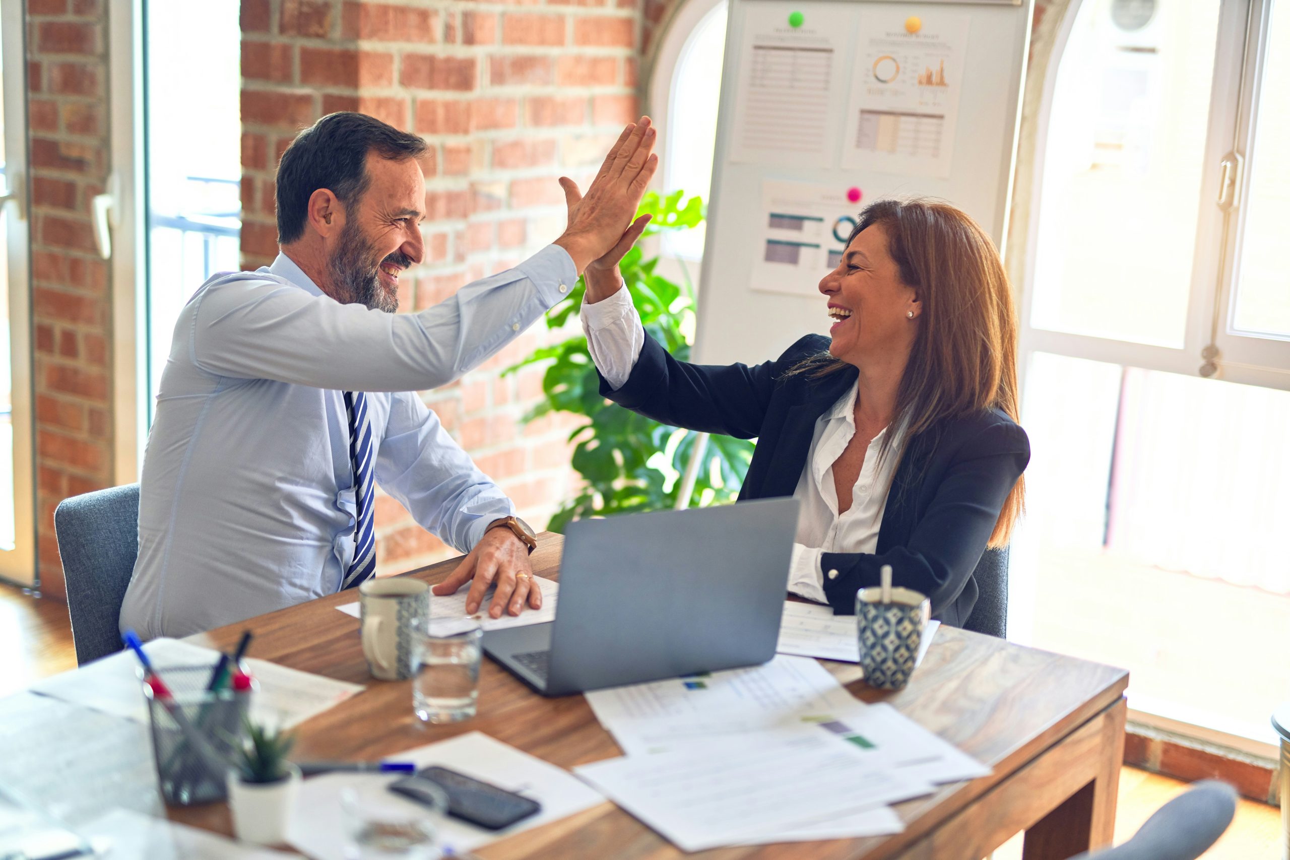 le leadership transformationnel efficace permet d'insuffler une vision inspirante, de motiver les équipes et d'atteindre des résultats exceptionnels.