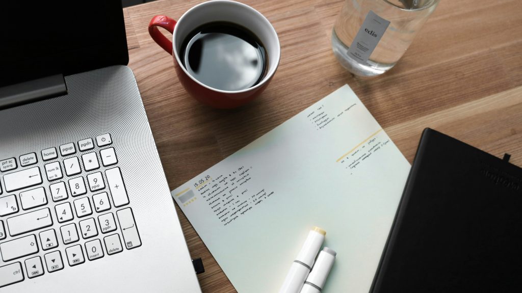 le planning stratégique est un processus de gestion qui vise à définir les objectifs et les actions nécessaires pour atteindre les buts à long terme de l'entreprise, en tenant compte de l'environnement concurrentiel et des ressources disponibles.