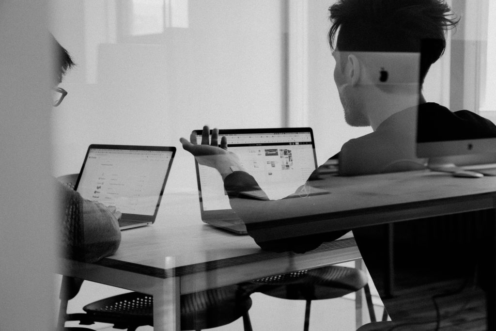découvrez les meilleures pratiques pour élaborer et mettre en oeuvre une stratégie commerciale efficace avec nos articles sur la stratégie d'entreprise.