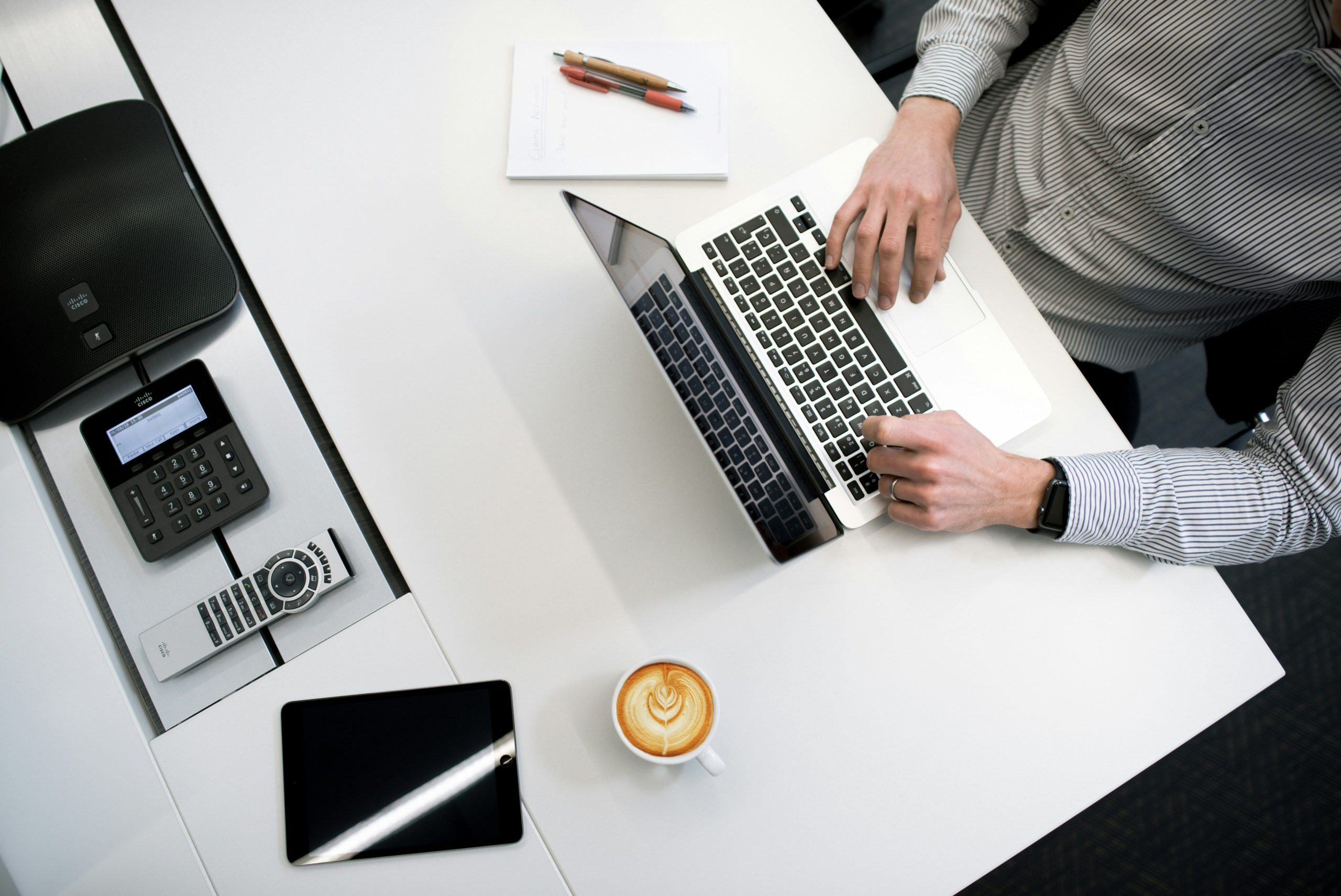 découvrez l'importance de la gouvernance d'entreprise et ses principes essentiels pour assurer la transparence et la responsabilité au sein d'une organisation.