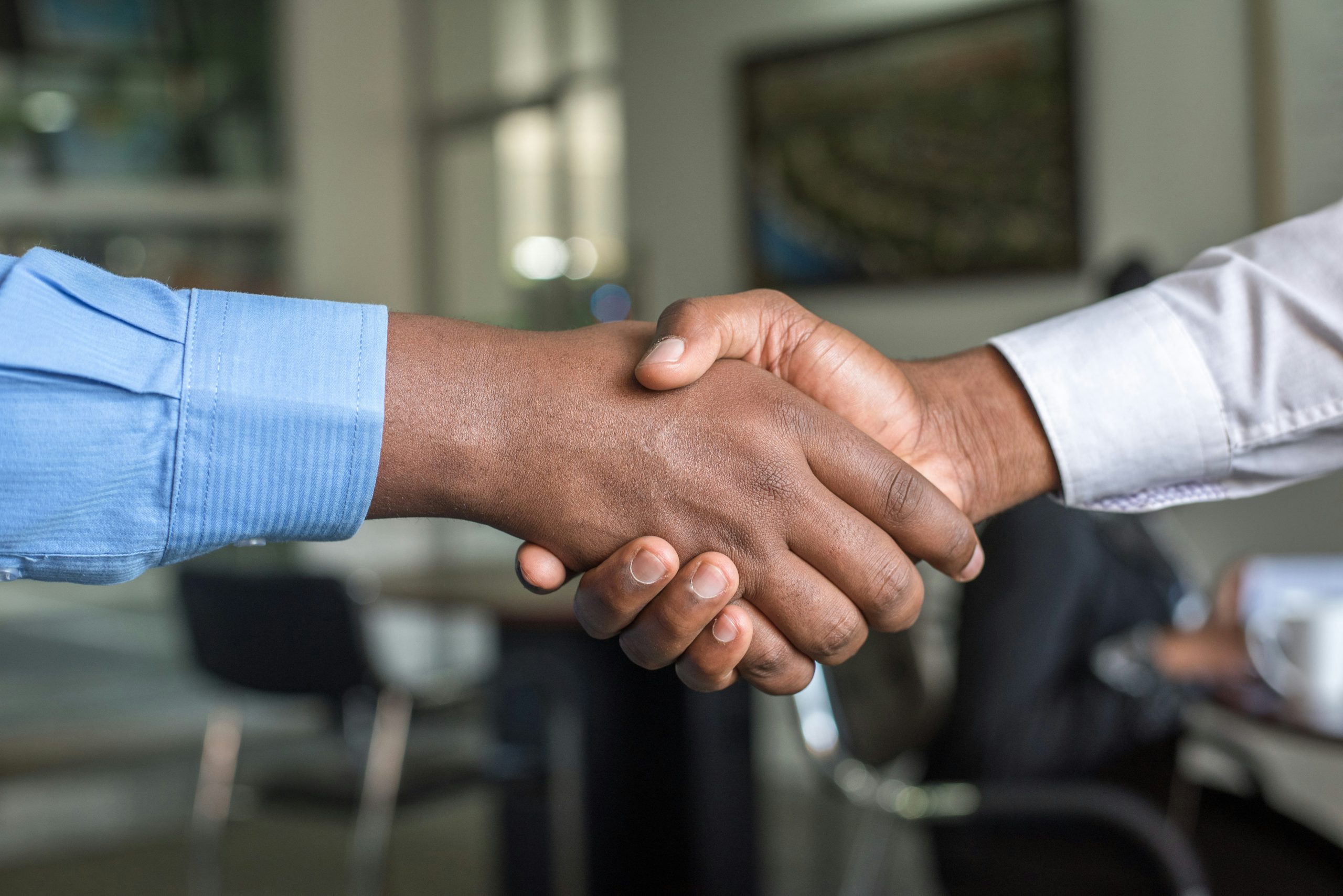 la gestion des ressources humaines (grh) est un ensemble de pratiques visant à optimiser la performance des employés au sein d'une organisation, en incluant la gestion du recrutement, de la formation, de la rémunération et de l'évaluation du personnel.