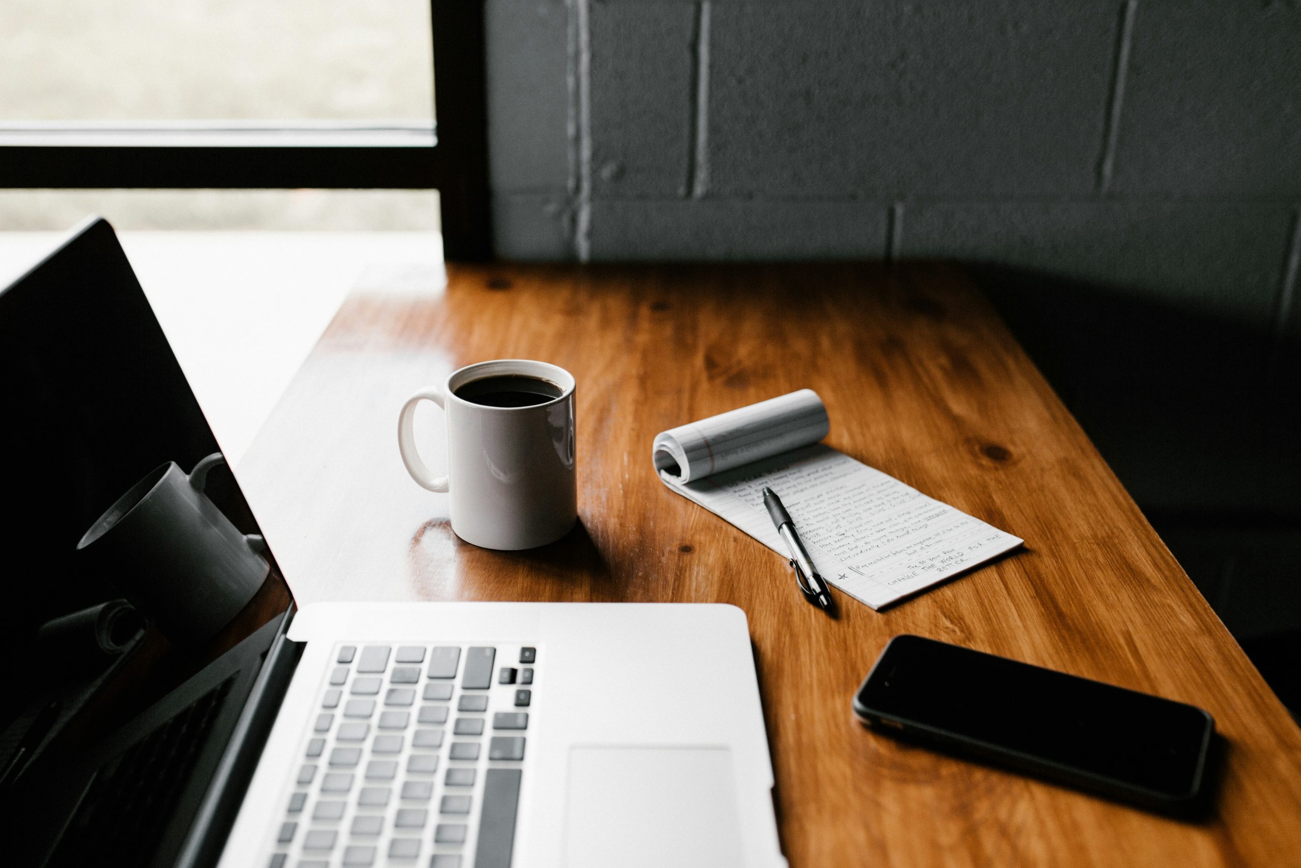 le leadership transformationnel est un style de leadership qui vise à inspirer et à motiver les individus à atteindre leur plein potentiel en favorisant le changement, l'innovation et la vision à long terme.