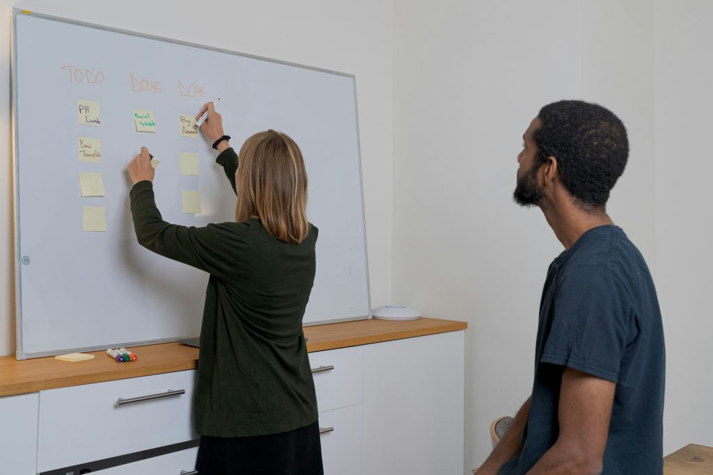 découvrez comment le talent management peut aider à attirer, développer et retenir les meilleurs talents au sein de votre entreprise.